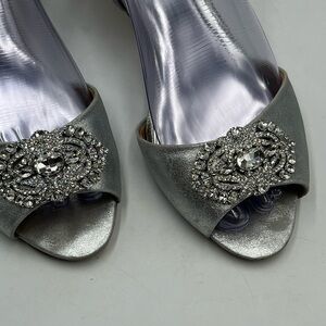 Badgley Mischka Petrina Women's Bridal Silver Metallic Crystal‎ Pumps Sz 8